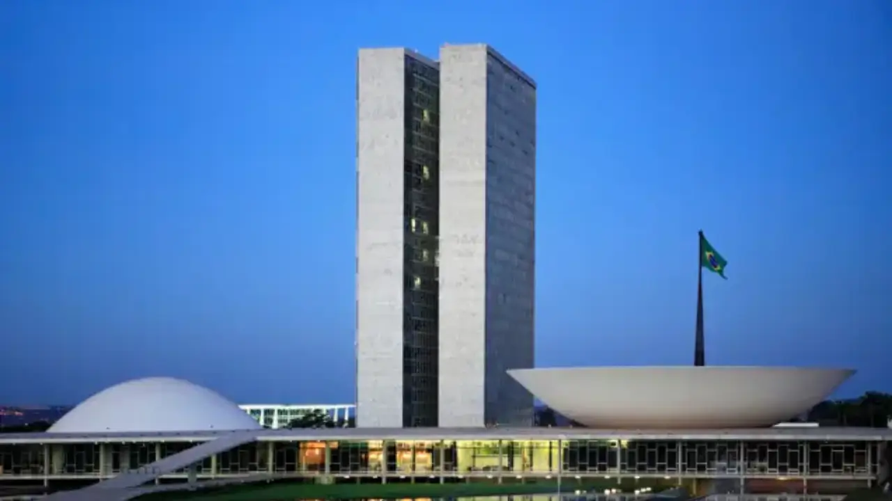 Livros sobre o Brasil Contemporâneo_ Decifrando o Julgamento de Bolsonaro - Brasília