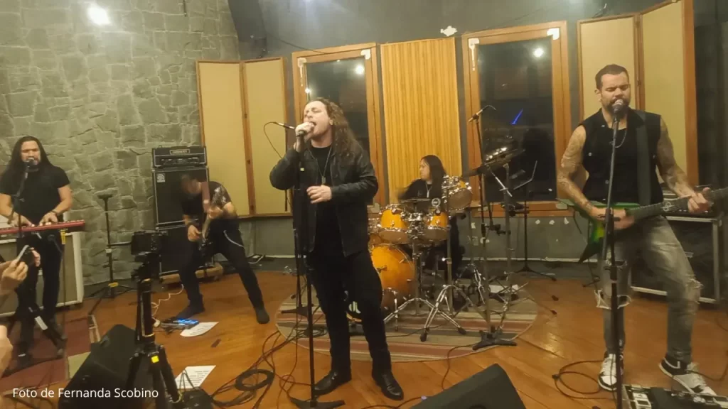 POCKET SHOW DA BANDA COVA RASA WARM UP PARA HAMMERFALL E RHAPSODY OF FIRE